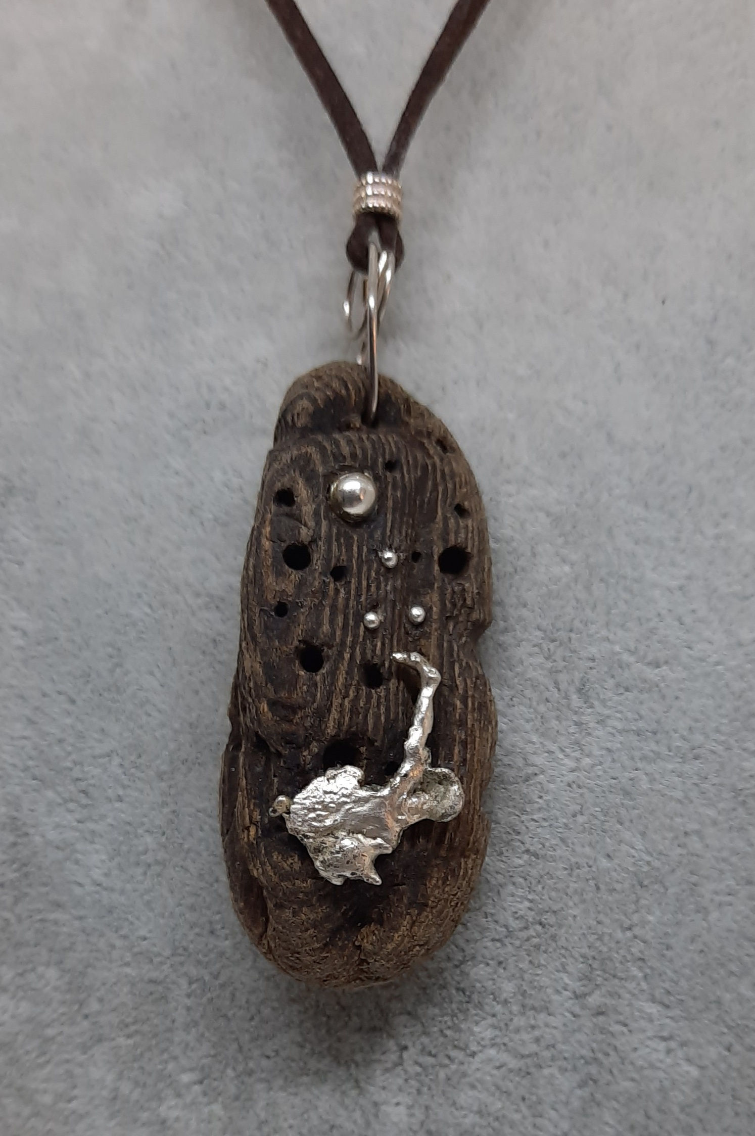 Hanger van drijfhout, eigen ontwerp in combinatie met 925 sterling zilver