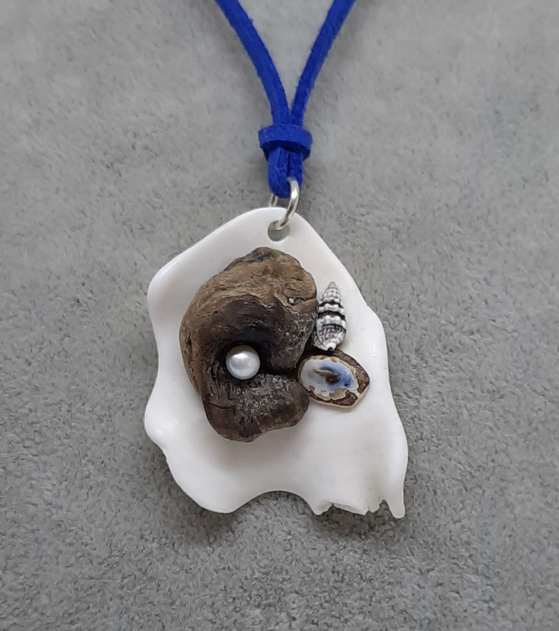 Hanger van schelp met drijfhout