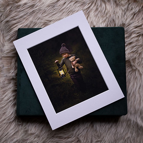 Lyxig fotoask i grön sammet med fine art-print – exklusiv förvaring för bilder. Från Fotograf Isa Ciscar Thunberg i Vingåker, nära Katrineholm, Södermanland.