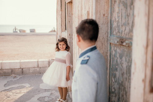 Niños sonrientes en su primera comunión en Almería - Mónica Cruz Fotografía