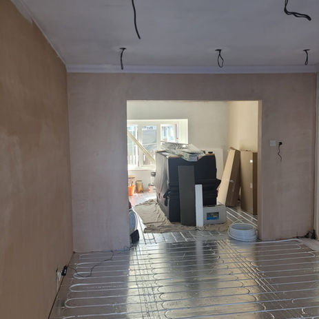 Underfloor heating pipes installed in a renovated room in North London