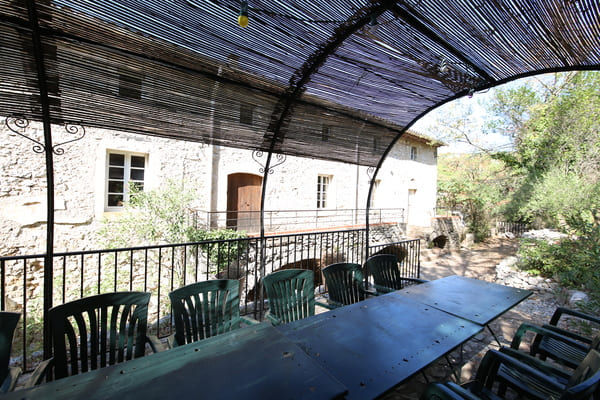 Terrasse ombragée donnant sur l'entrée