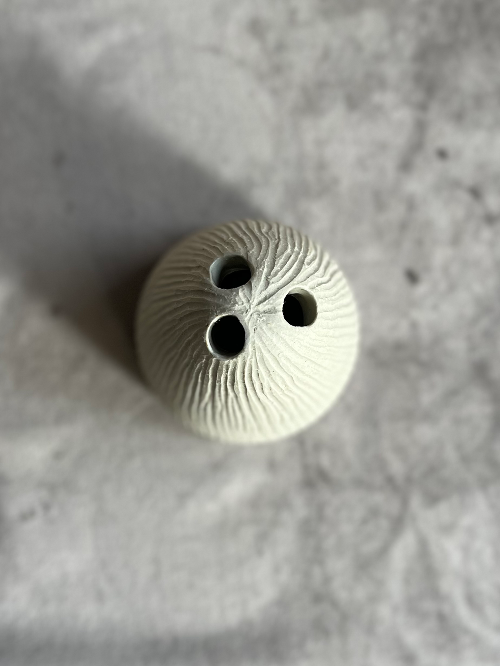 Vaso para 3 flores solitárias feito à mão, no torno, em cerâmica de alta temperatura na cor off-white.