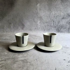 Copo e pires para espresso feitos à mão, no torno, em cerâmica de alta temperatura, na cor off-white