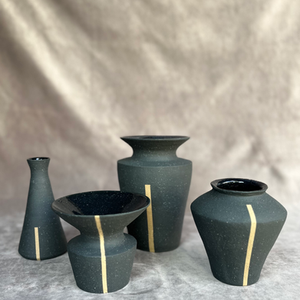 Vasos pretos em cerâmica de alta temperatura feitos à mão, no torno.