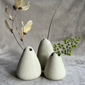 Vasos para 3 flores solitárias feitos à mão, no torno, em cerâmica de alta temperatura na cor off-white.