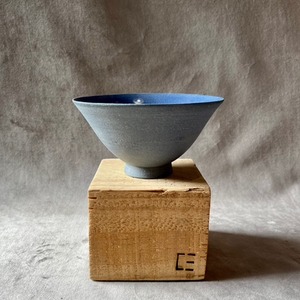 Tigela feita à mão, no torno, em cerâmica de alta temperatura, na cor azul