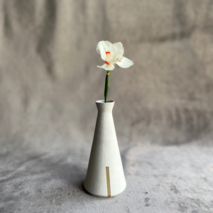 Vaso solitário feito à mão, no torno, em cerâmica de alta temperatura, na cor branco