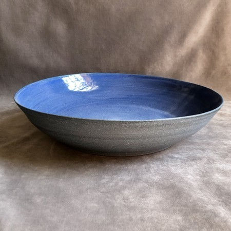 Saladeira feita à mão, no torno, em cerâmica de alta temperatura, na cor azul