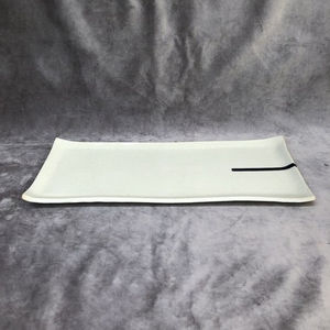 Travessa feita à mão, em cerâmica de alta temperatura, na cor off-white