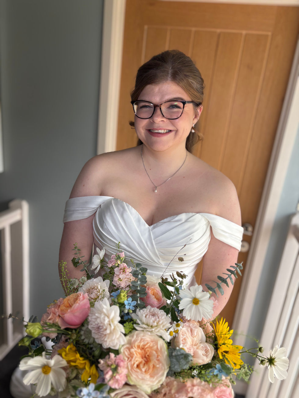 bride, bridal makeup, softglam makeup, red flowers, red boquet, pink flowers, pink boquet, yellow flowers, yellow boquet, summer wedding, autumn wedding,wedding, bristol makeup artist, bridal makeup artist, romantic makeup,makeup, bride, wedding, bridal flowers, wedding boquet, bridal boquet,devon wedding, autumn wedding, folly farm, the great tythe barn