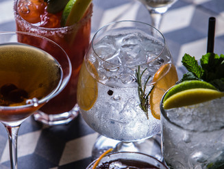 Bar de SP apresenta releitura de drinques clássicos feitos com cachaça