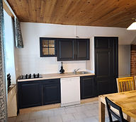 „Moderne, neu gestaltete Küche im Ferienhaus mit hochwertiger Ausstattung, hellen Farben und zeitgemäßem Design – perfekt für