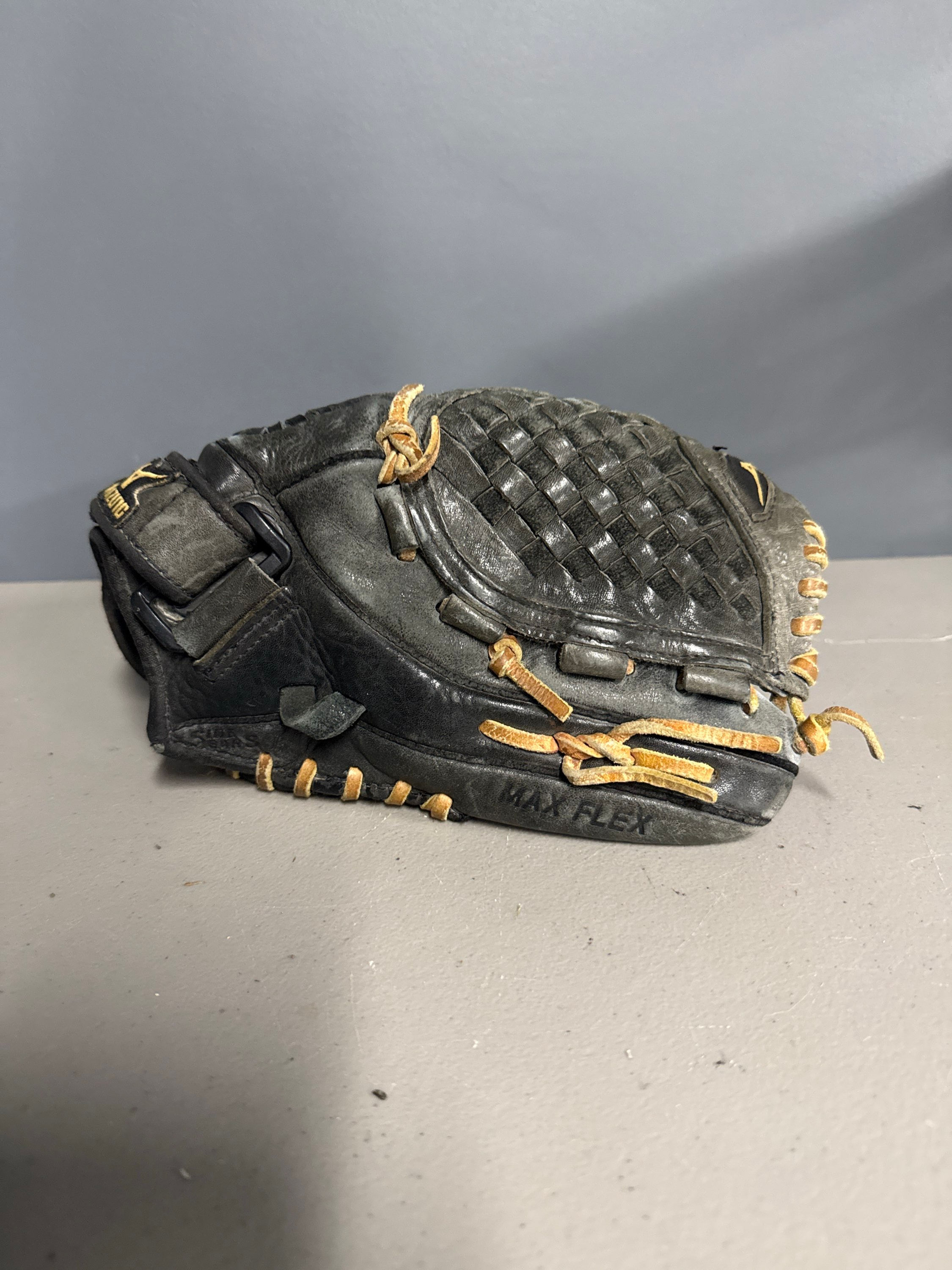 11.5" Mizuno Prospect Series Power Close GPL1151 Glove