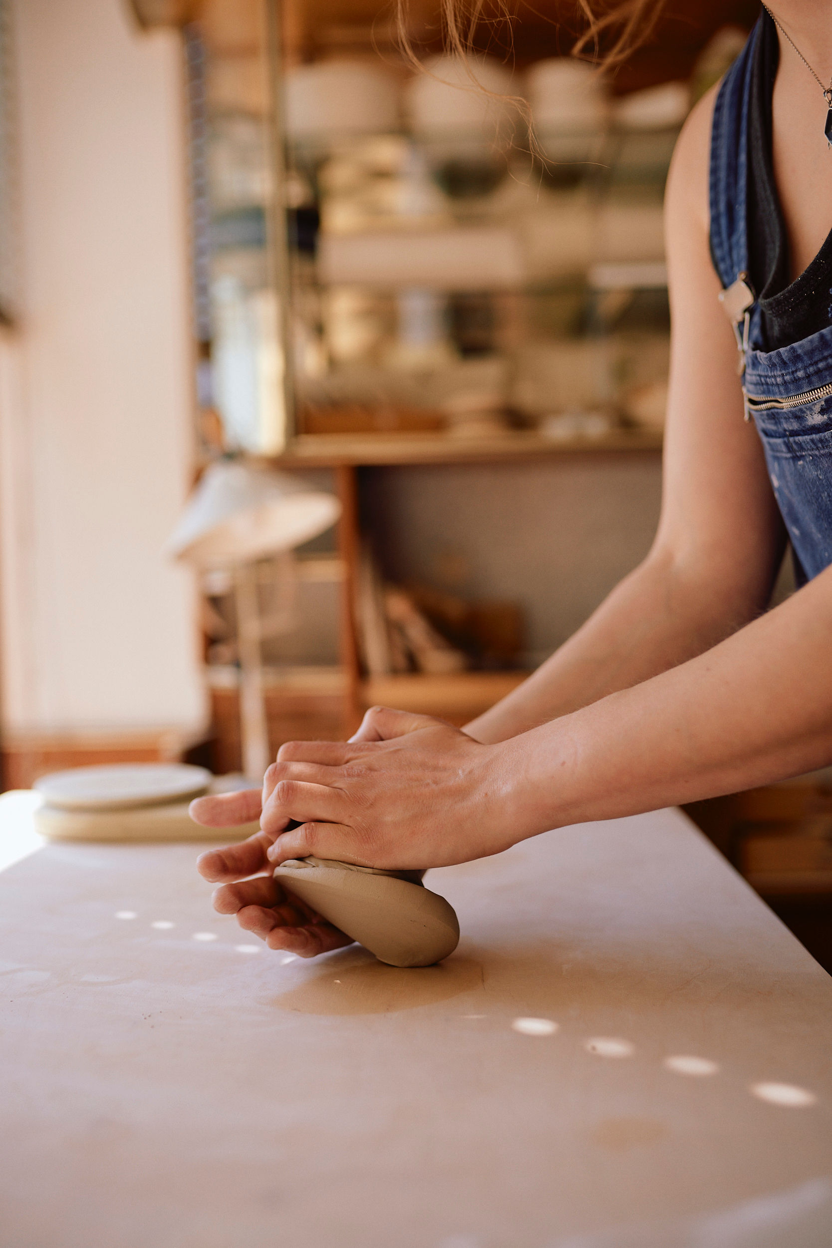 Nahaufnahme Hände kneten Ton
