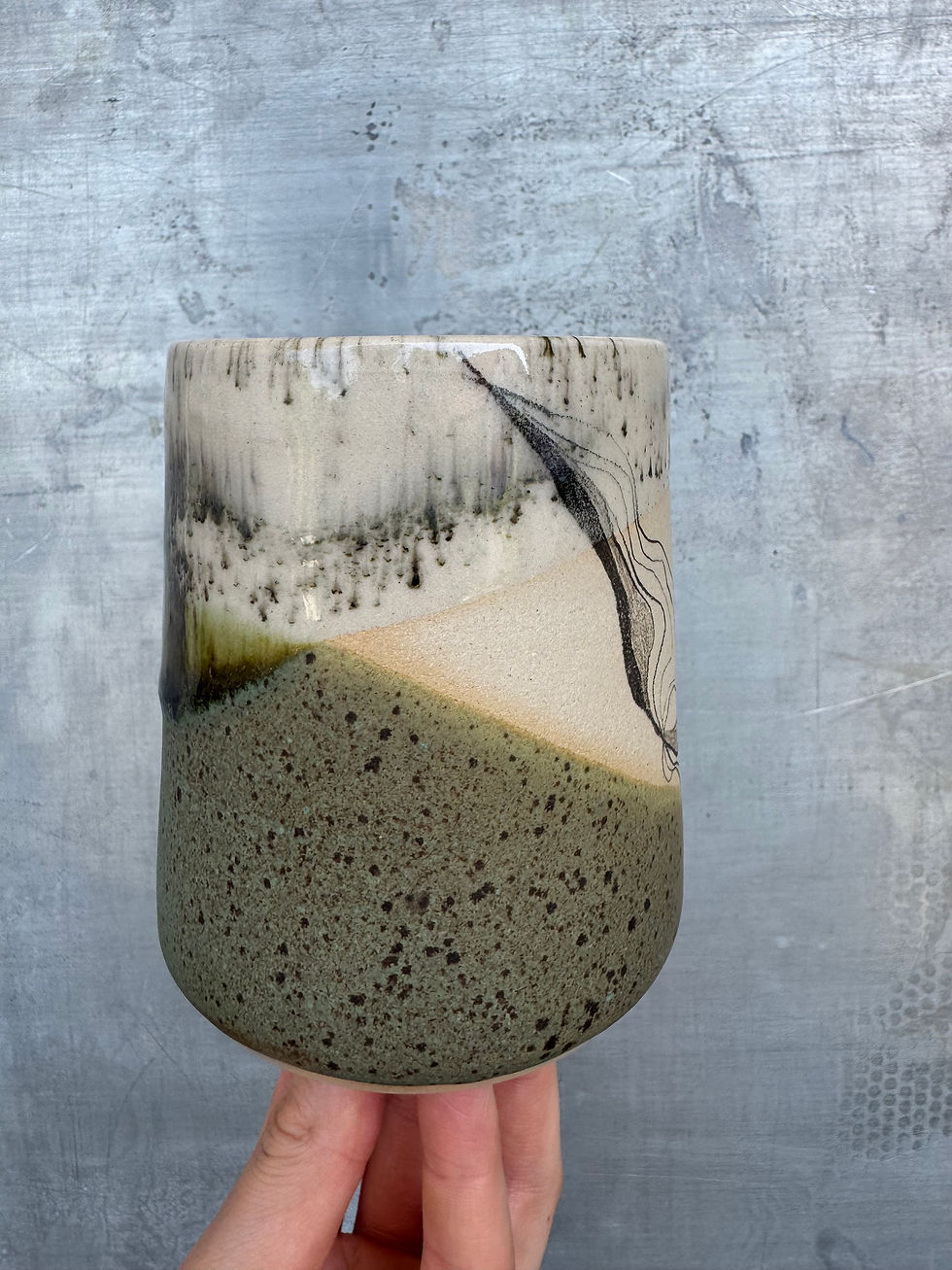 Miniaturbild: Wilde Weite Dunkelgrün – Becher L 1