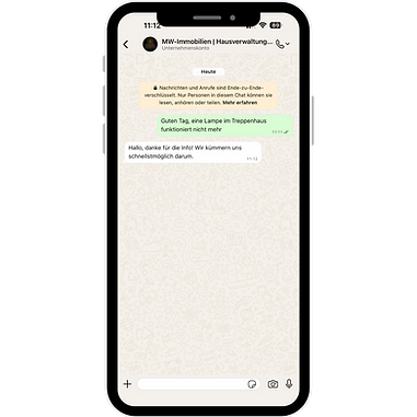 Es zeigt ein Iphone mit einem WhatsApp-chat das eine Kunde mit der Hausverwaltung über den Chat kpmmunziert.