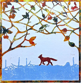 En räv som är på promenad