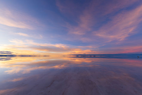 ウユニ塩湖朝焼けのリフレクション