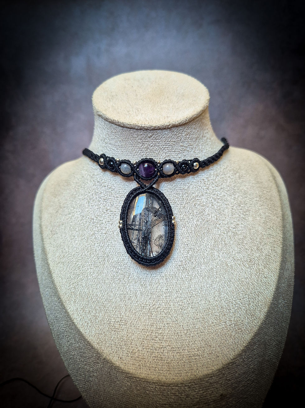 Miniature : Ras de cou noir - quartz tourmaline - pierre de lune, améthyste, obsidienne