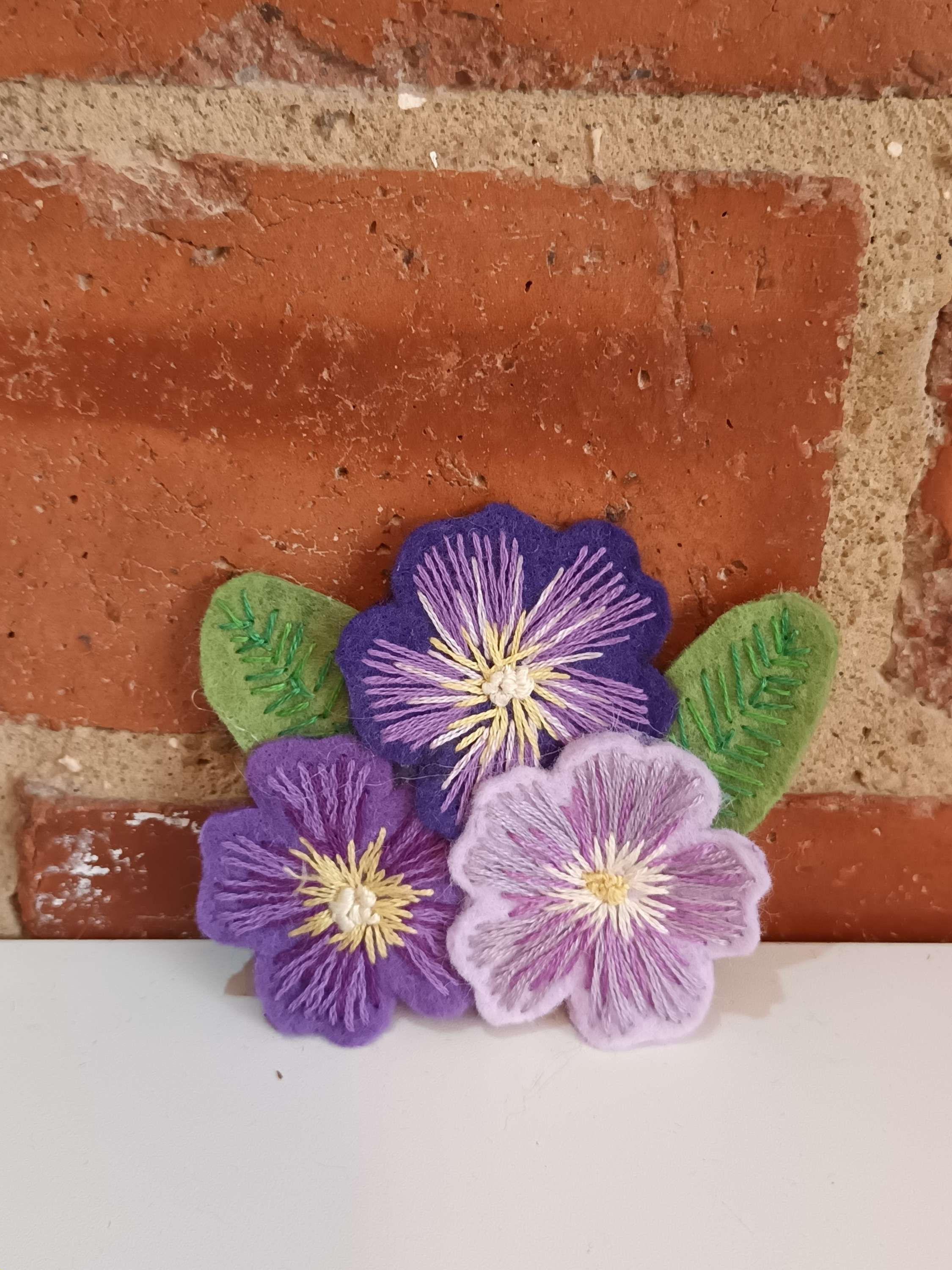 Handmade felt brooch  (605)