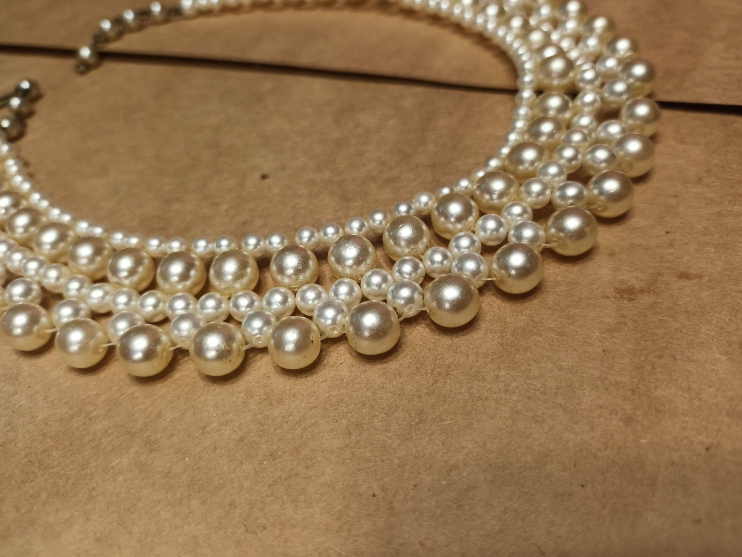 Vintage faux pearl chocker necklace.   (2030)