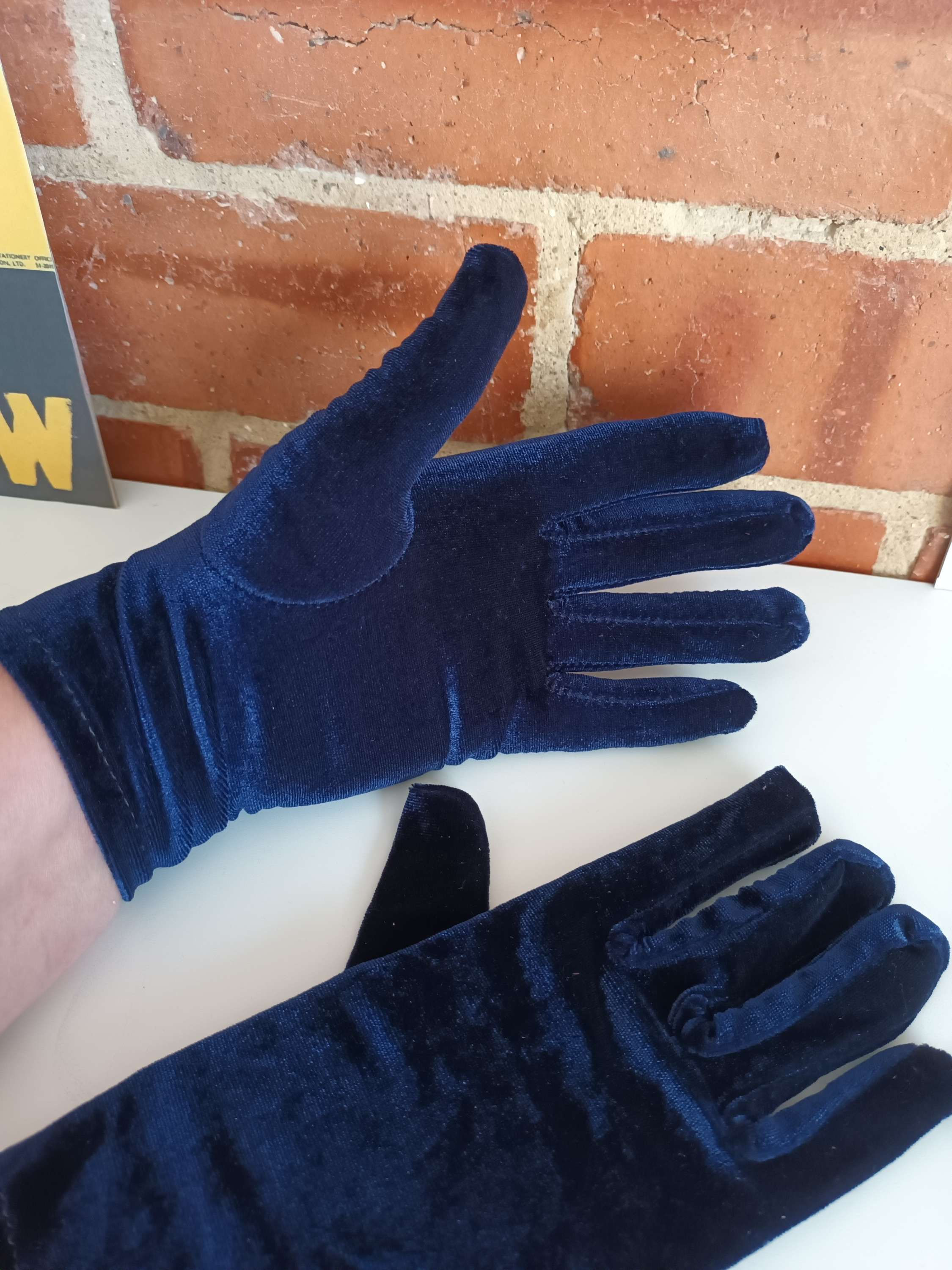 Stretch velvet gloves