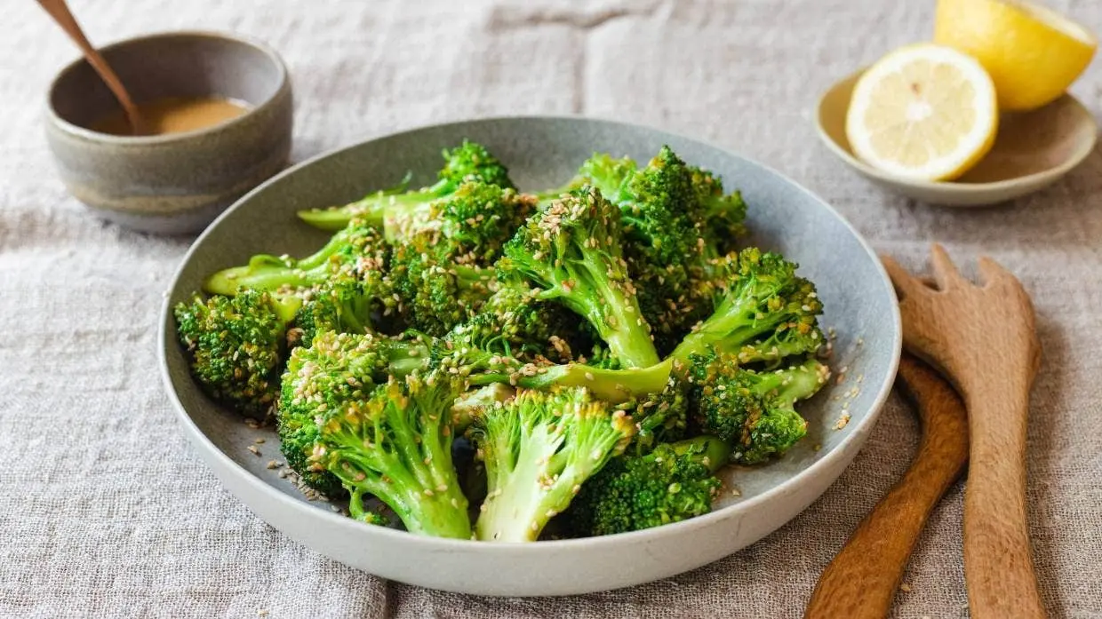 Broccoli florets with sesame seeds and tahini dressing