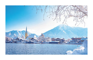 Kirche Rottach-Egern, dahinter Berge und Wasser im vordergrund