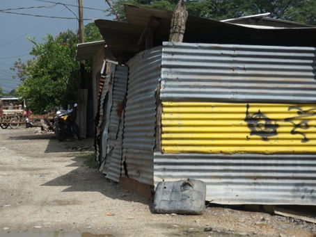 Computadoras e internet comunitario demandan niños del bordo