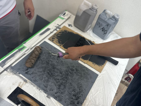 テクサージュの施工体験を行う様子