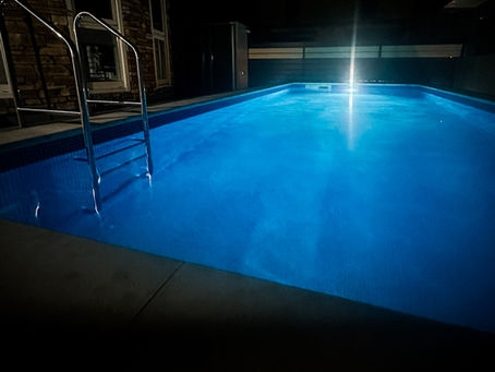 青く水面が光る家庭用プール