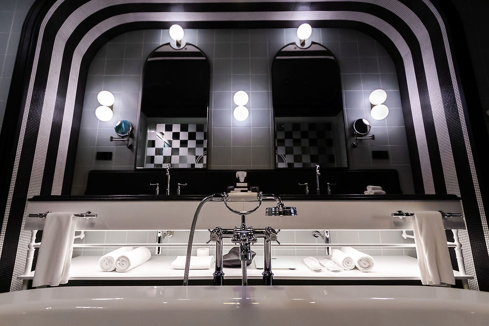 W Budapest Hotel fürdőszobájának közeli részlete elegáns anyaghasználattal.