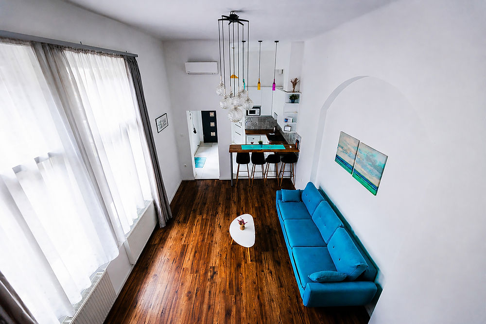Galériáról készült nézet a nappalira és konyhára Airbnb lakásban.