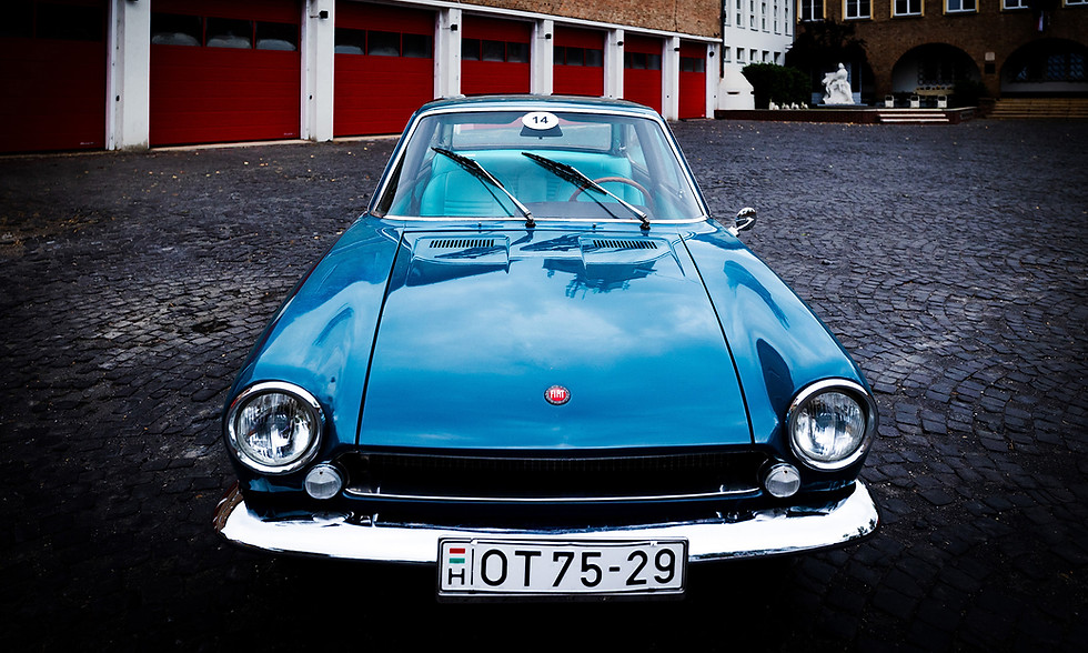 A Fiat Coupe 124 Sport autóról készült fotó Fazekas Krisztina munkája.