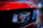 Tűzpiros Ford Mustang veterán sportautó elölről fotózva a Kaáli Autó-Motor Múzeumban.
