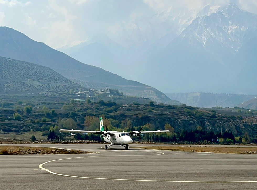 Аэропорт в Джомсоне. Вид на Нилгири