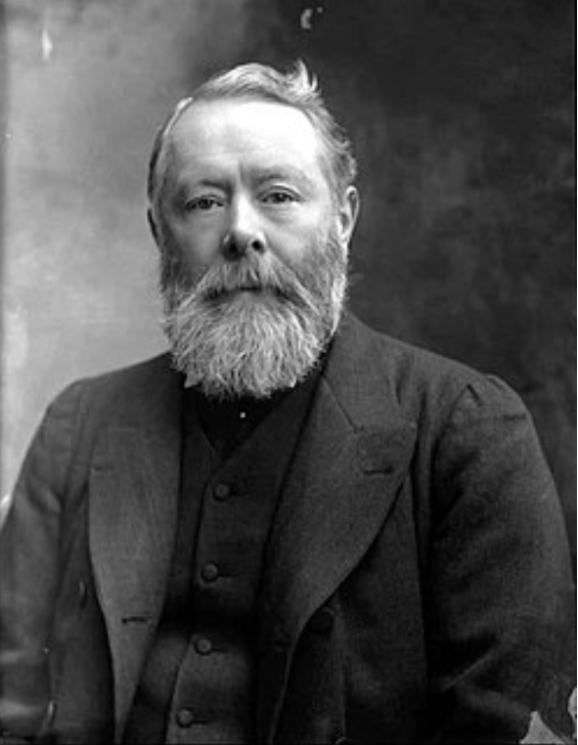 Arthur Kinnaird era banqueiro, foi jogador e campeão da FA Cup 3 vezes pelo “Wanderers” de Londres e 2 vezes pelo “Old Etonians” É considerado a primeira superestrela do futebol inglês.
