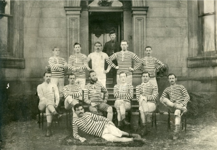 Time do Darwen FC, final da década de 1870. Deitado à frente, Fergus Suter, considerado o primeiro jogador profissional da história.