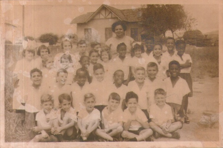 Antiga fotografia (sem identificação) de turma de alunos e professora do curso primário