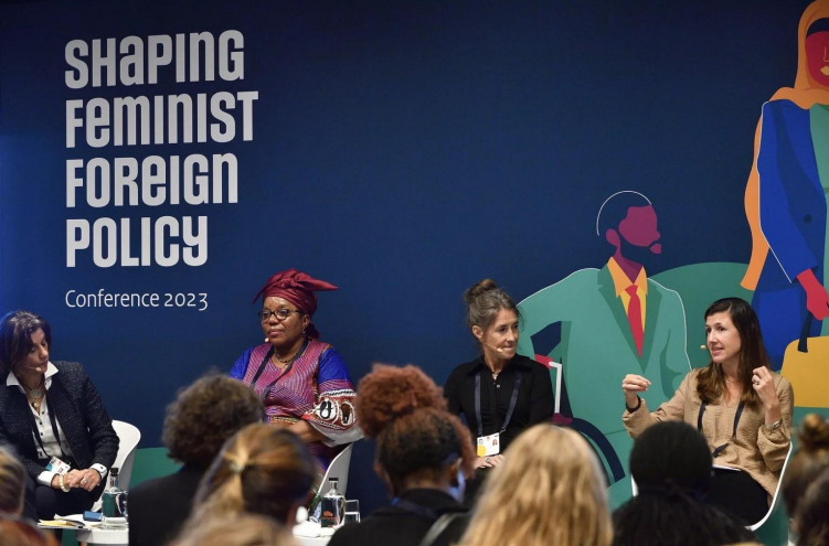 Painel de discussão em um evento chamado "Shaping Feminist Foreign Policy Conference 2023" (Conferência de Moldagem da Política Externa Feminista 2023).
