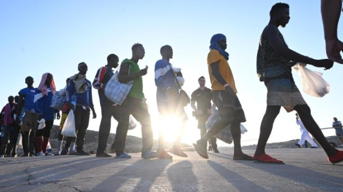 Alguns migrantes em Lampedusa, ilha situada no extremo-sul da Itália (ANSA). Fonte - Vatican News.