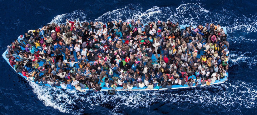 Migrantes atravessando o Mar Mediterrâneo para realizar migração para a Europa. Imagem - Guarda Costeira Italiana/Massimo Sestini