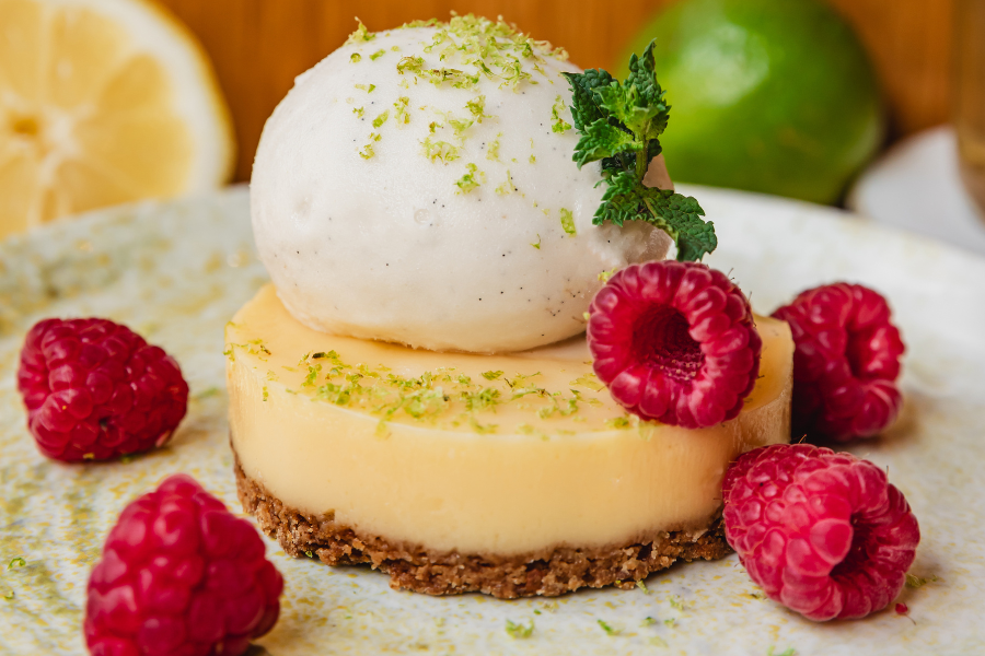 Lemon tart Judy sans gluten avec glace vanille végétale et fruits frais