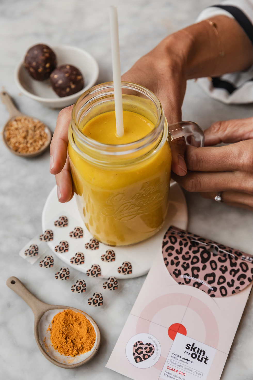 smoothie sain et complet et patchs anti acné skin & out
