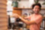 Photo de l'un de nos baristas en train de préparer le café