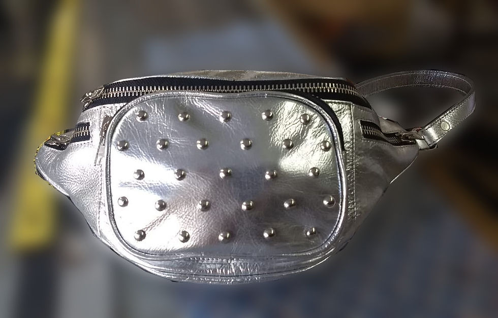 Miniatura: Riñoneras en cuero y tachas platil, negra y suela