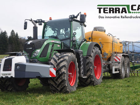Traktor mit Güllefass inklusive Schleppschlauchverteiler und Reifendruckregelanlage.
