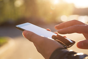 mains avec téléphone