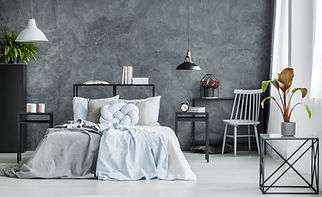 暗い壁のあるモダンなベッドルーム